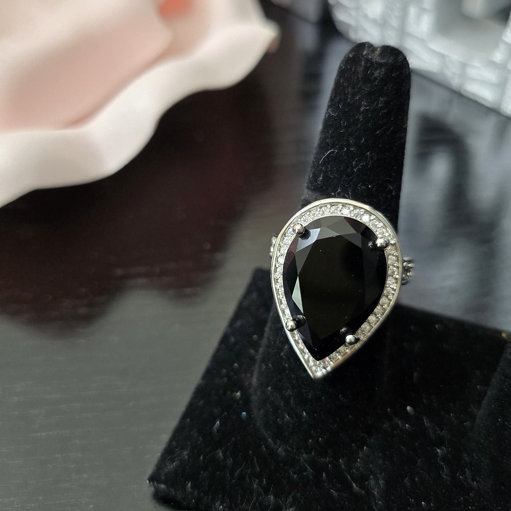 Elegant Black and Silver Teardrop Ring